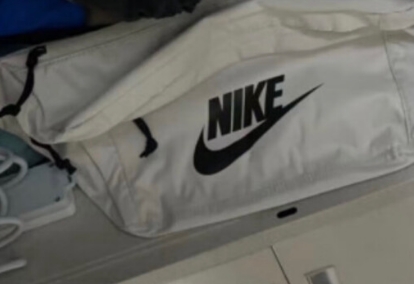 低价转让 全新耐克运动腰包男女胸包王一博同款大斜挎单肩包