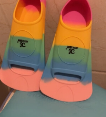 出售游泳镜、游泳帽、游泳衣、蛙泳脚蹼等,只能自提 出售游泳镜、游泳帽、游泳衣、蛙泳脚蹼等,只能自提