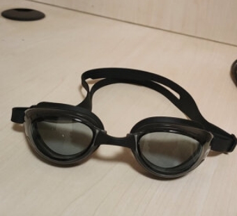 出售游泳镜、游泳帽、游泳衣、蛙泳脚蹼等,只能自提 出售游泳镜、游泳帽、游泳衣、蛙泳脚蹼等,只能自提